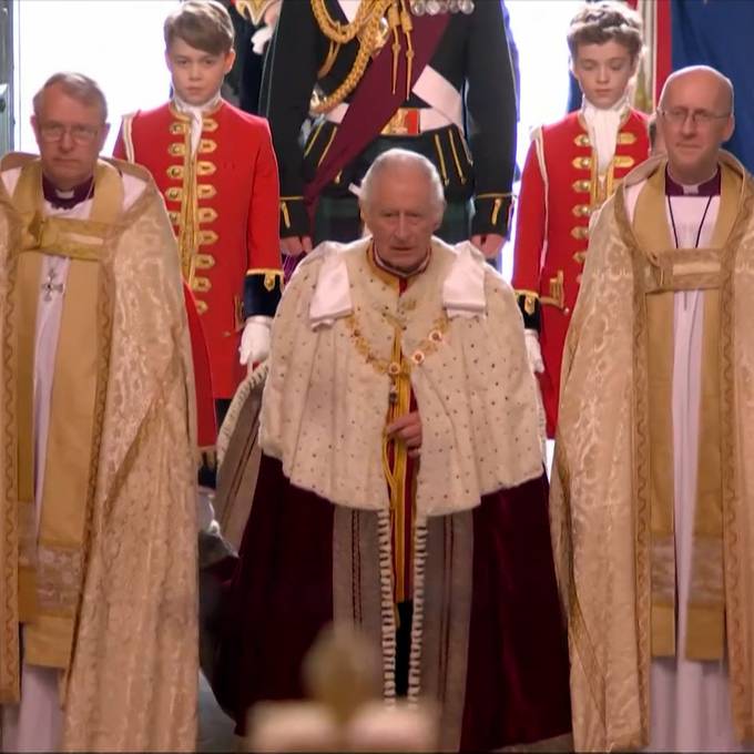 Prinz George schreitet mit König Charles in die Kirche