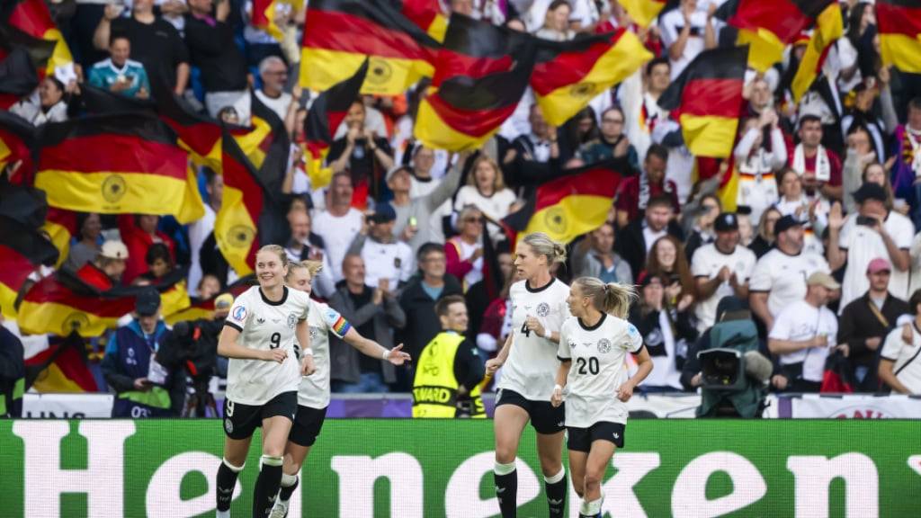 Deutsches Festspiel in Basel: Sjoeke Nüsken jubelt vor der eindrücklichen Fankulisse über ihr Tor zum 1:1
