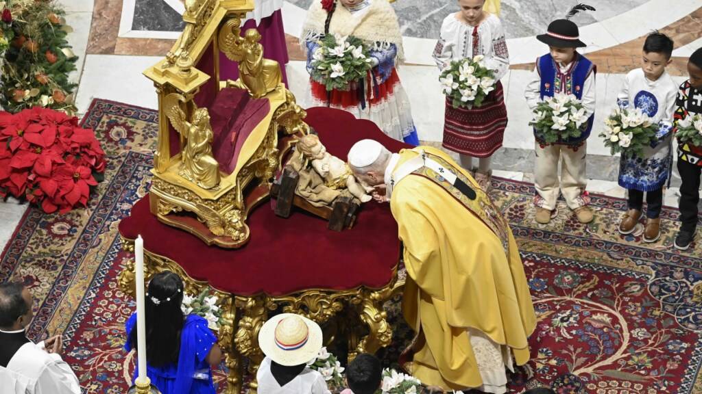 Papst mahnt bei Christmette mehr Menschlichkeit an
