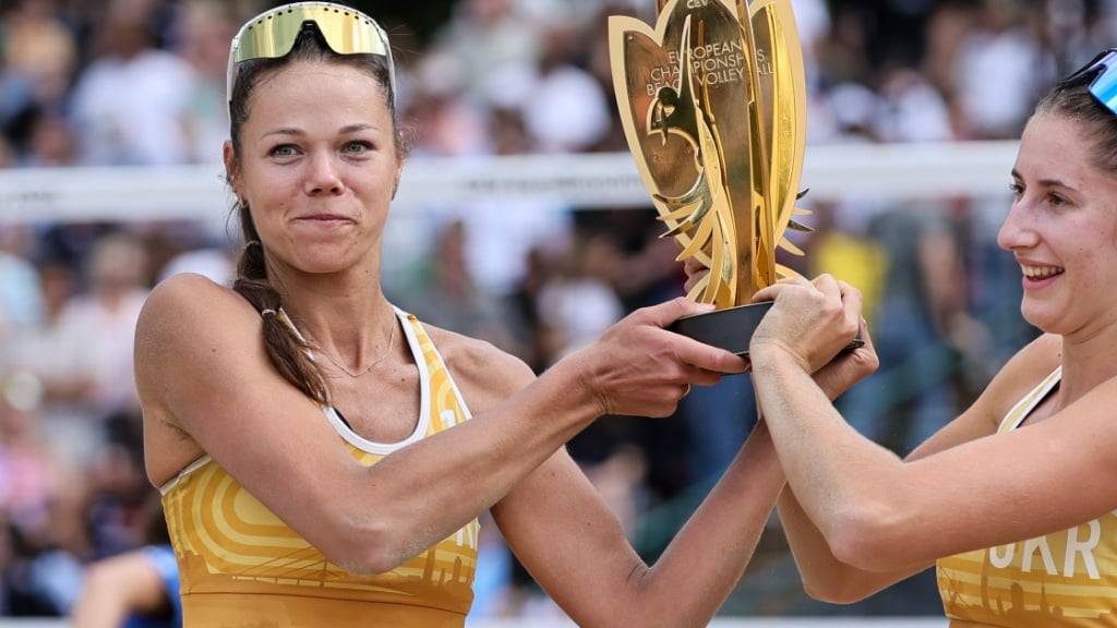 Maryna Hladun (links) und Tetjana Lasarenko gewinnen als erstes Frauen-Team aus der Ukraine den EM-Titel im Beachvolleyball