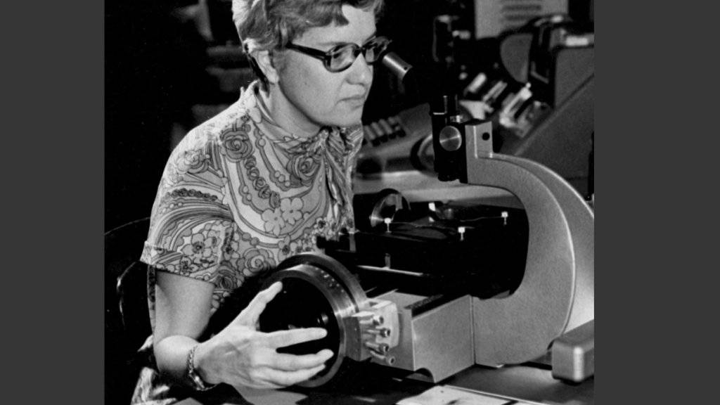 Vera Rubin in den 1970ern an der Arbeit. (Archiv)