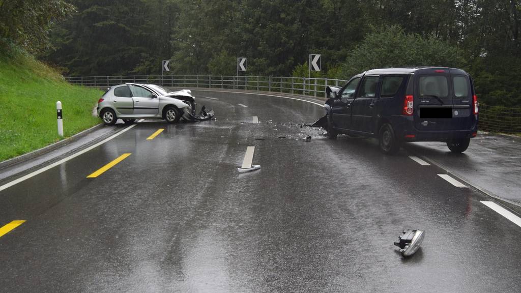 Die Autos erlitten bei der Frontalkollision Totalschaden.