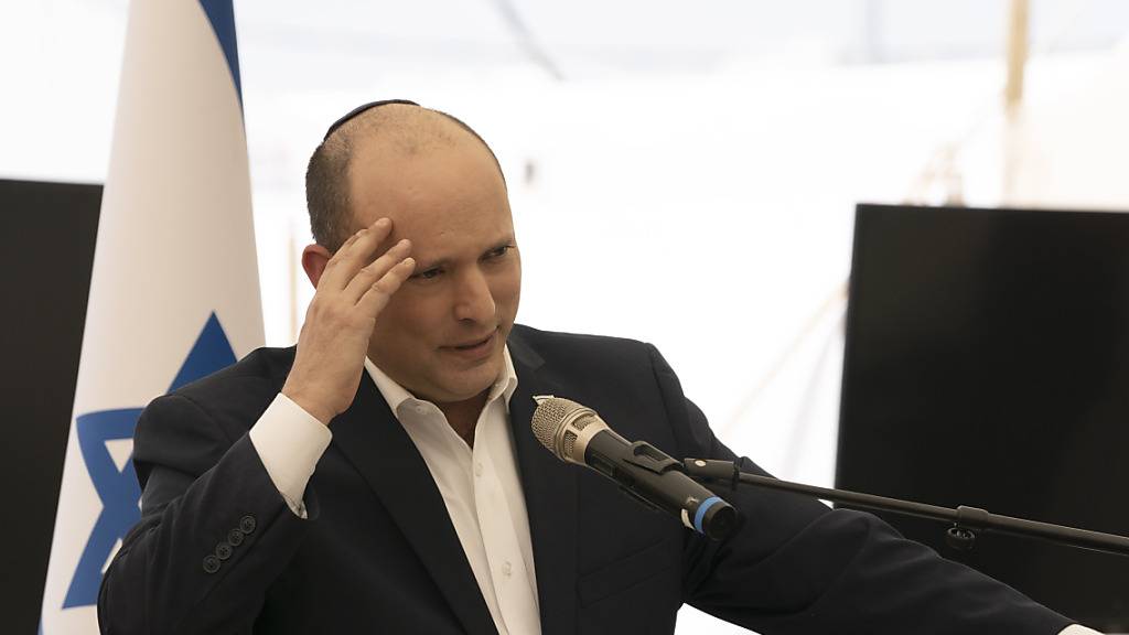Naftali Bennett, Premierminister von Israel, spricht während einer Pressekonferenz auf einem Stützpunkt der israelischen Verteidigungskräfte. Foto: Maya Alleruzzo/AP/dpa