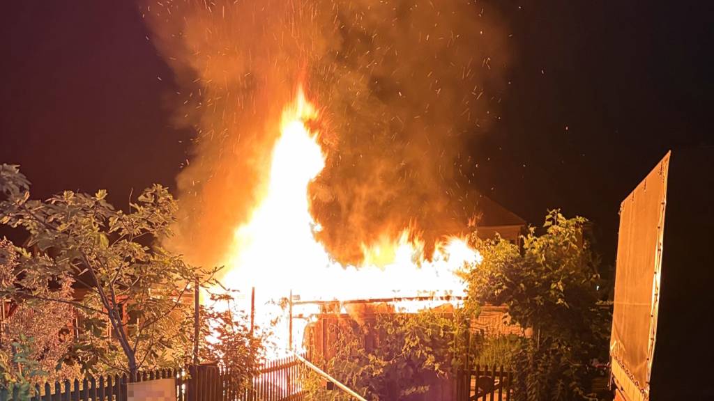 Als die Einsatzkräfte eintrafen, stand das Schrebergartenhäuschen bereits in Vollbrand.
