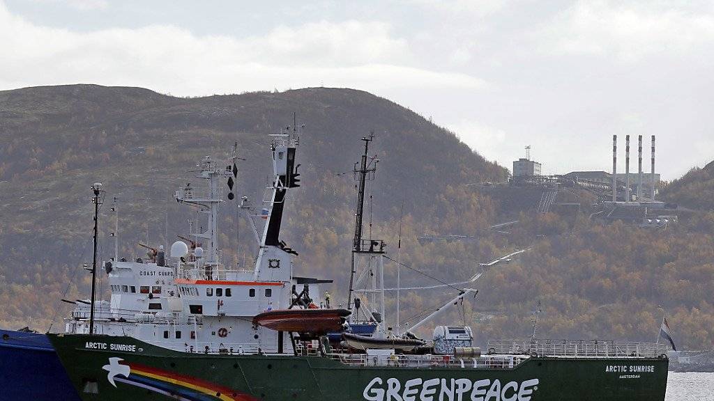 Das unter niederländischer Flagge fahrende Greenpeace-Schiff war 2013 nach einer Protestaktion gegen Ölbohrungen im Arktischen Ozean bei Murmansk von russischen Einheiten geentert und die Mannschaft festgenommen  worden. (Archivbild)
