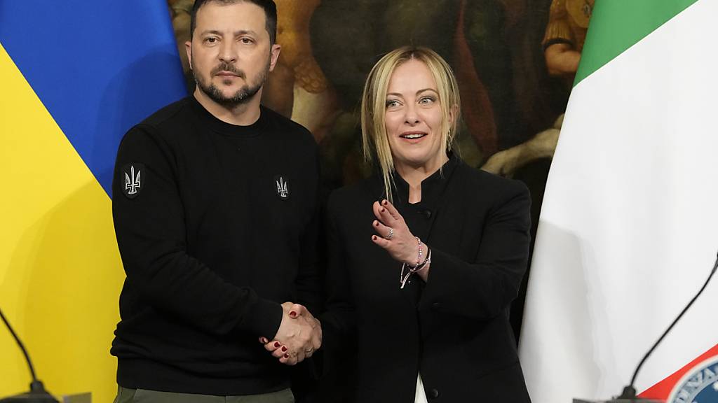 ARCHIV - Wolodymyr Selenskyj und Giorgia Meloni bei einem Treffen im Mai vergangenen Jahres in Rom. Foto: Alessandra Tarantino/AP/dpa