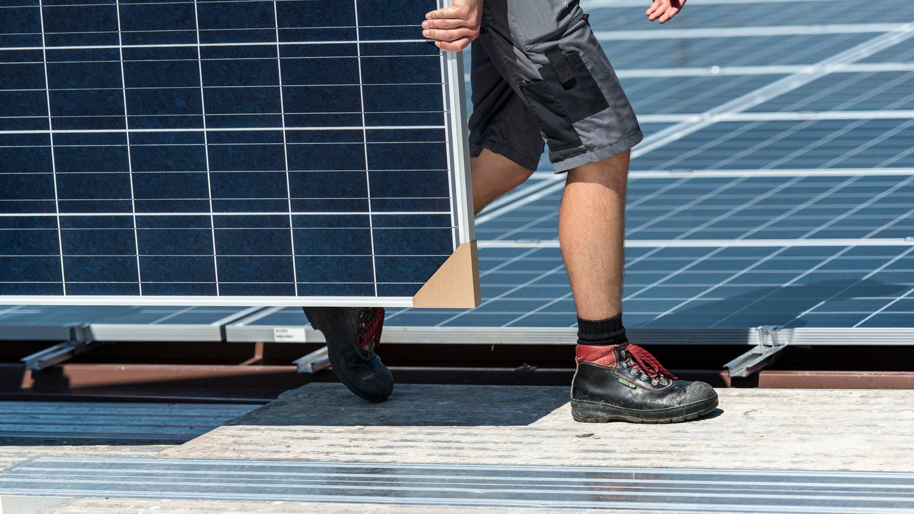 Eine Solar-Offensive könnte laut der Schweizerischen Energie-Stiftung 14'000 neue Arbeitsstellen schaffen.