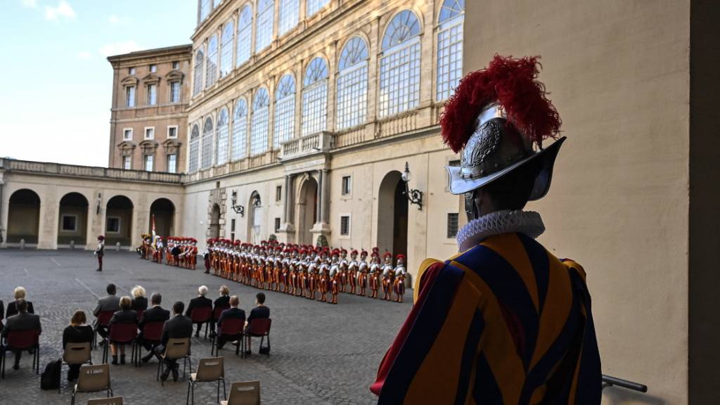 Die Schweizergarde im Vatikan soll ein neues Zuhause erhalten - dessen Finanzierung stösst im Kanton Luzern auf Kritik. (Archivbild)