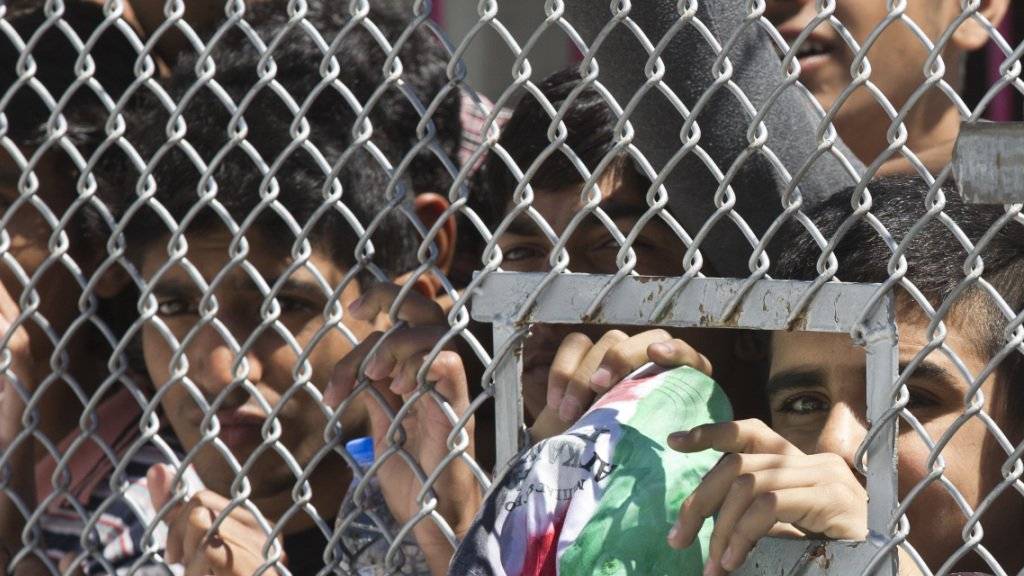 Kinder am Zaun des Flüchtlingscamps Moria auf der griechischen Insel Leybos. (Archiv)