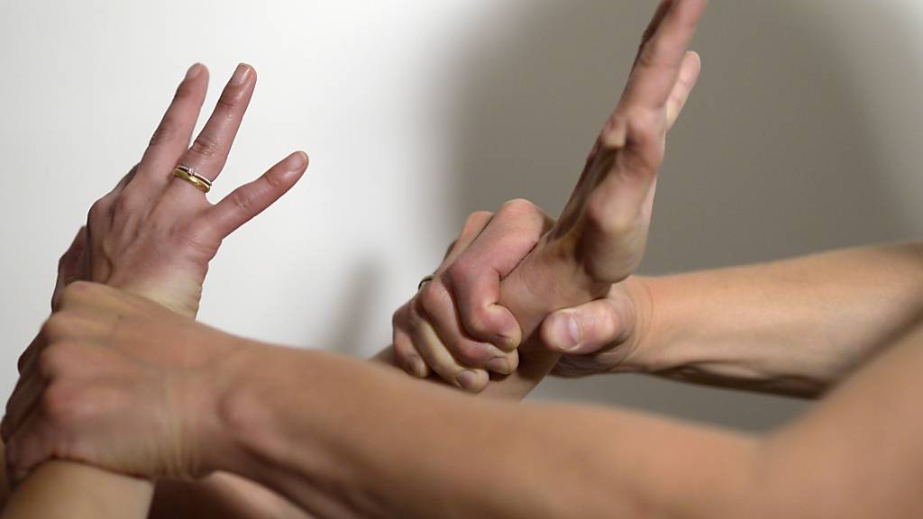 Niemand soll die Schweiz verlassen müssen, nur weil er oder sie nicht mehr mit einer gewalttätigen Person zusammenleben will. (Symbolbild)