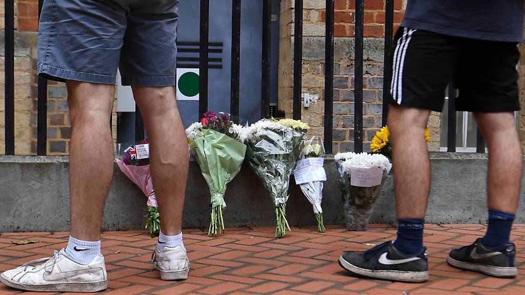 Drei Opfer bei einem Terrorangriff: Blumen im Gedenken an die Toten nahe es Tatorts in den  Forbury Gardens in Reading.