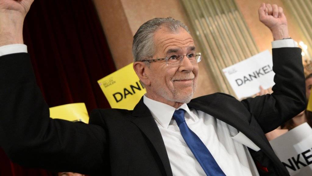 Der frühere Grünen-Chef Alexander Van der Bellen hat die Bundespräsidentenwahl in Österreich knapp gewonnen.