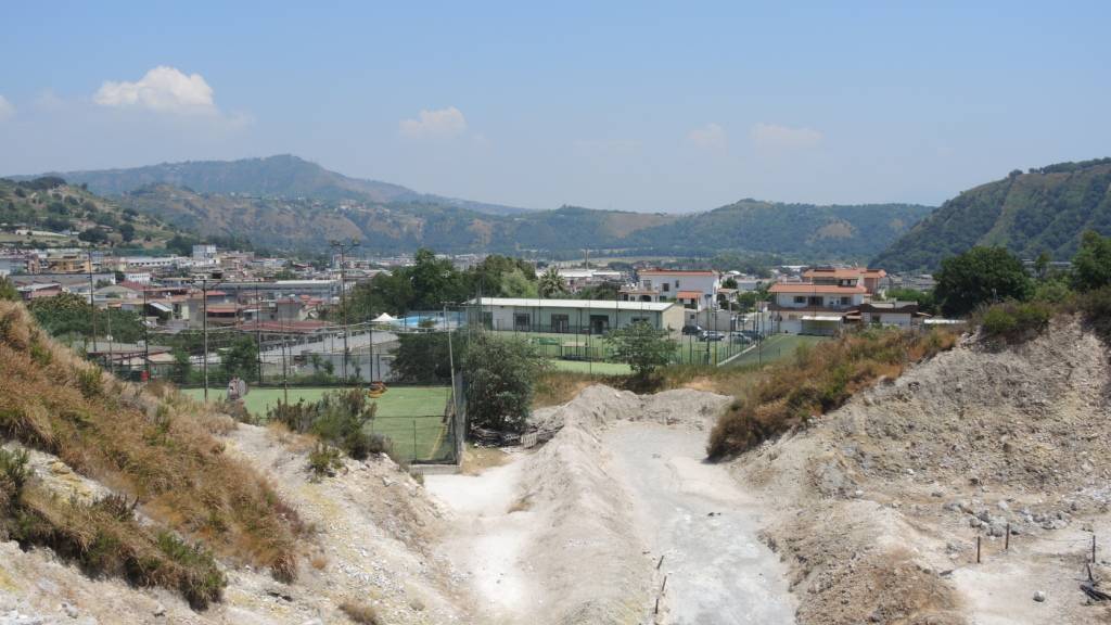 ARCHIV - Auf dem Gebiet der Phlegräischen Felder in Pozzuoli westlich von Neapel ist ein grauer Tümpel zu sehen, der von dem Vulkan ausgeht. Foto: Lena Klimkeit/dpa (Archivbild)