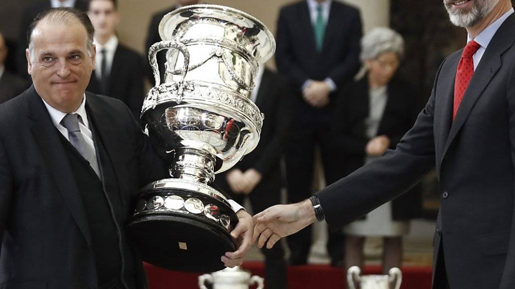 Spaniens Liga-Präsident Javier Tebas erhielt vor einer Woche vom spanischen König Felipe VI  den «Stadium Cup» überreicht