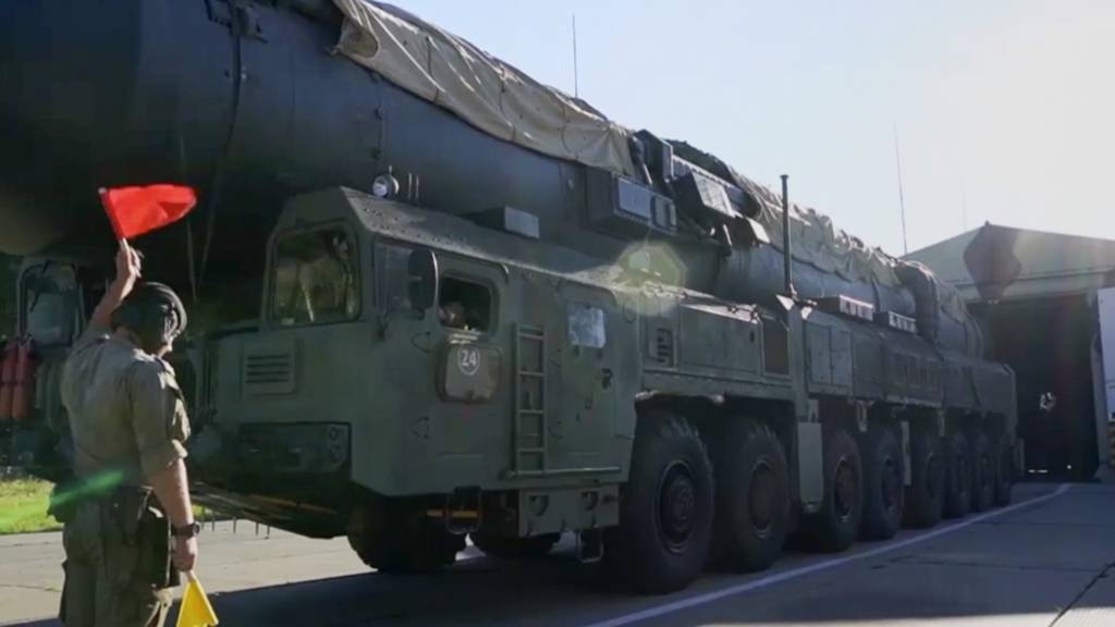 HANDOUT - Ein russischer RS-24 Jars-Raketenwerfer bewegt sich während einer Übung aus einem Hangar. Foto: Uncredited/Rusian Defense Ministry Press Service/AP/dpa/Archivbild - ACHTUNG: Nur zur redaktionellen Verwendung und nur mit vollständiger Nennung des vorstehenden Credits