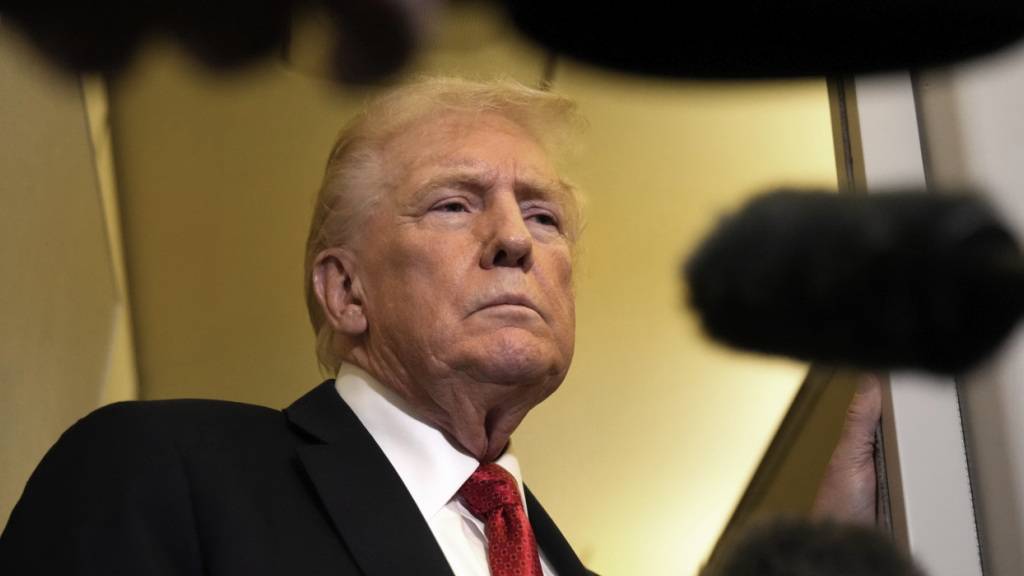 US-Präsident Donald Trump spricht zu Reportern an Bord der Air Force One auf dem Weg zur Joint Base Andrews auf dem Rückweg von einer Reise nach Florida. Foto: Mark Schiefelbein/AP/dpa