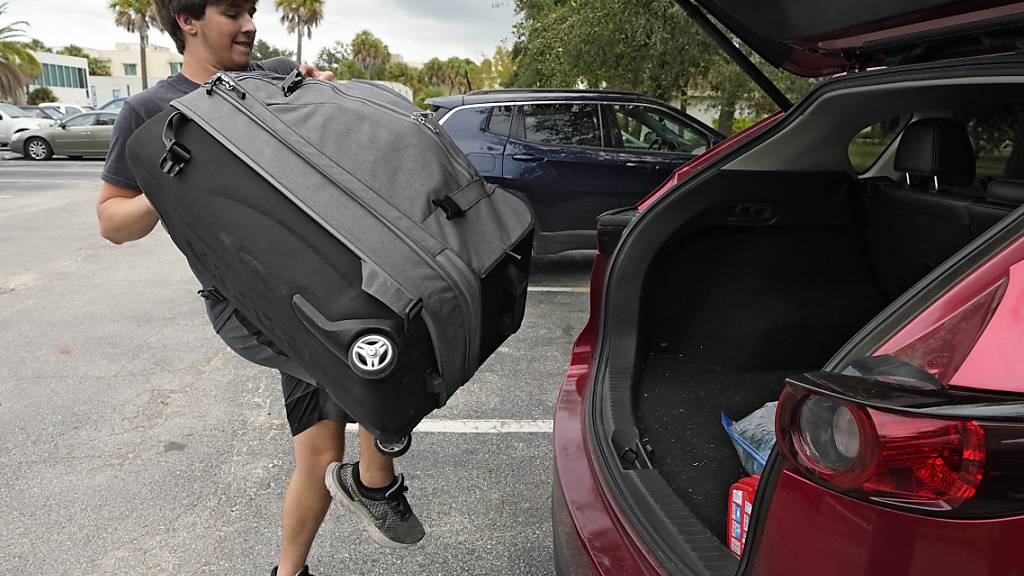 Owen Pope, ein Student des Eckerd College aus South Carolina, packt sein Auto, nachdem die Studenten aufgefordert wurden, den Campus zu evakuieren. Der US-Bundesstaat Florida bereitet sich auf die Ankunft eines Hurrikans vor. Foto: Chris O'Meara/AP