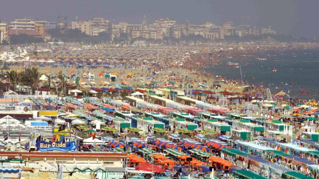 ARCHIV - Der überfüllte Strand der italienischen Badeorte Riccione und Rimini an der Adria. Foto: Matthias Schrader/dpa