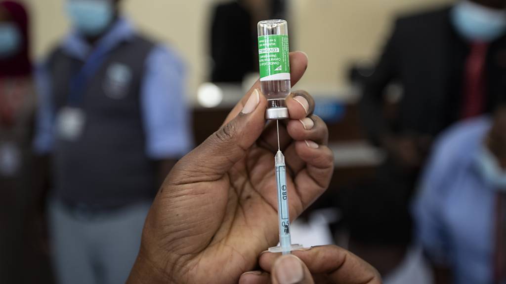 Eine Krankenschwester zieht im Kenyatta National Hospital in Nairobi einen Impfstoff gegen das Coronavirus auf eine Spritze. Foto: Ben Curtis/AP/dpa