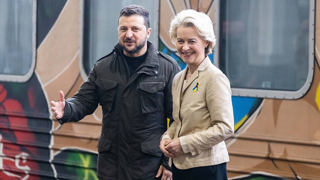 Wolodymyr Selenskyj (l), Präsident der Ukraine, empfängt Ursula von der Leyen, Präsidentin der Europäischen Kommission, am Bahnhof in Kiew. Foto: Philipp von Ditfurth/dpa
