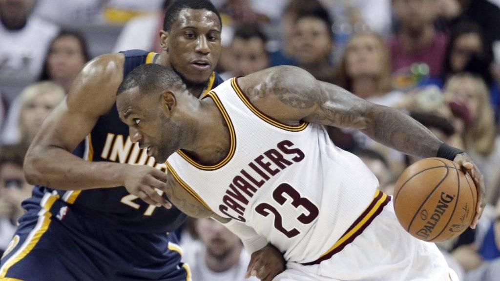 LeBron James führt die Cleveland Cavaliers in den NBA-Playoffs zu einem knappen Auftaktsieg gegen die Indiana Pacers mit Thaddeus Young