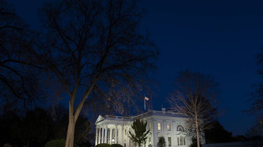 Das Weiße Haus ist am Abend beleuchtet. Foto: Evan Vucci/AP/dpa
