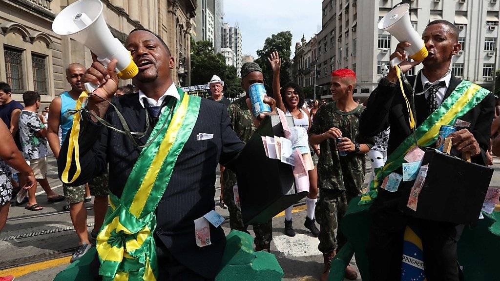 Die älteste Karnevalsgruppe von Rio de Janeiro hat in den Strassen der Millionenmetropole ihr 100-jähriges Bestehen gefeiert. Rund eineinhalb Millionen Menschen zogen am Samstag mit dem Bloco «Cordão da Bola Preta» durch das Zentrum von Rio.