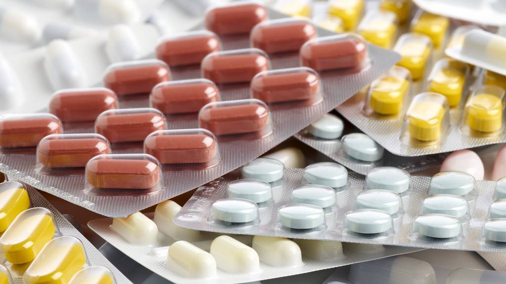 Politikerinnen und Konsumentenschützer wehren sich gegen teurere Medikamente