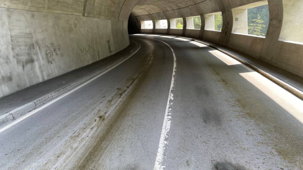 Kuhmist auf einer Tunnelfahrbahn am Lukmanierpass GR wurde mehreren Motorradfahrern zum Verhängnis.