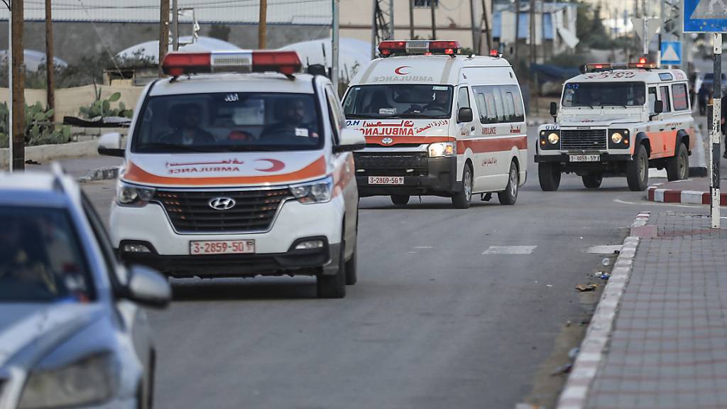 Krankenwagen bringen Frühgeborene von Rafah nach Ägypten, damit sie dort medizinisch versorgt werden können. Foto: Mohammed Talatene/dpa