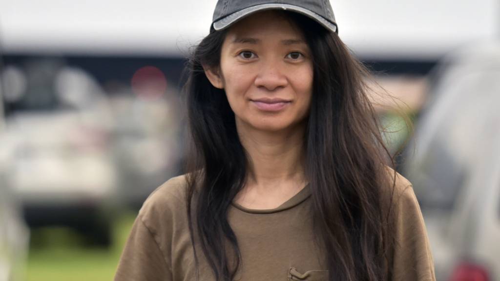 ARCHIV - Chloé Zhao, Regisseurin, nimmt an einer Drive-In Filmvorführung ihres Films «Nomadland» im Rose Bowl Stadion teil. Die in Peking geborene Filmemacherin gilt bei der 93. Oscar-Verleihung (Academy Awards) als Top-Favoritin für den Regiepreis. Foto: Richard Shotwell/Invision/AP/dpa