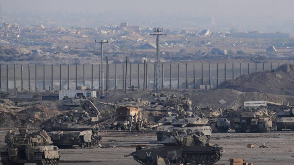 Israelische Panzer sind in einem Bereitstellungsraum nahe der Grenze zum Gazastreifen im Süden Israels geparkt. Foto: Ohad Zwigenberg/AP/dpa