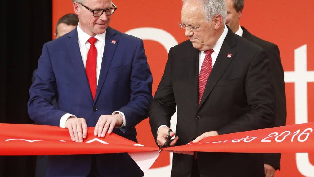 Ein Schnitt durch das rote Band als symbolische Übergabe eines Jahrhundertbauwerks: Bundespräsident Johann Schneider-Ammann (rechts) mit SBB-Chef Andreas Meyer.