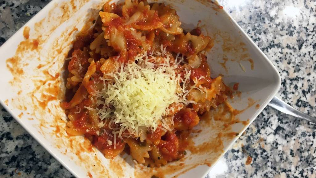 Die Tester Pasta in der Tomatensauce kochen