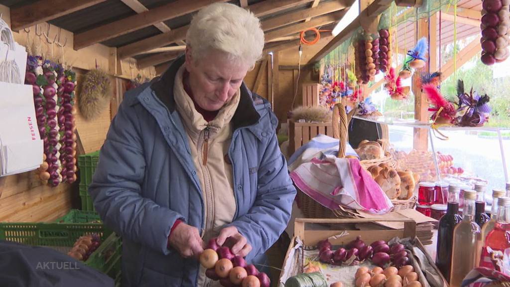 Zibelimäret: Anina Tschumi zöpflet für den Traditionsmarkt in Oensingen