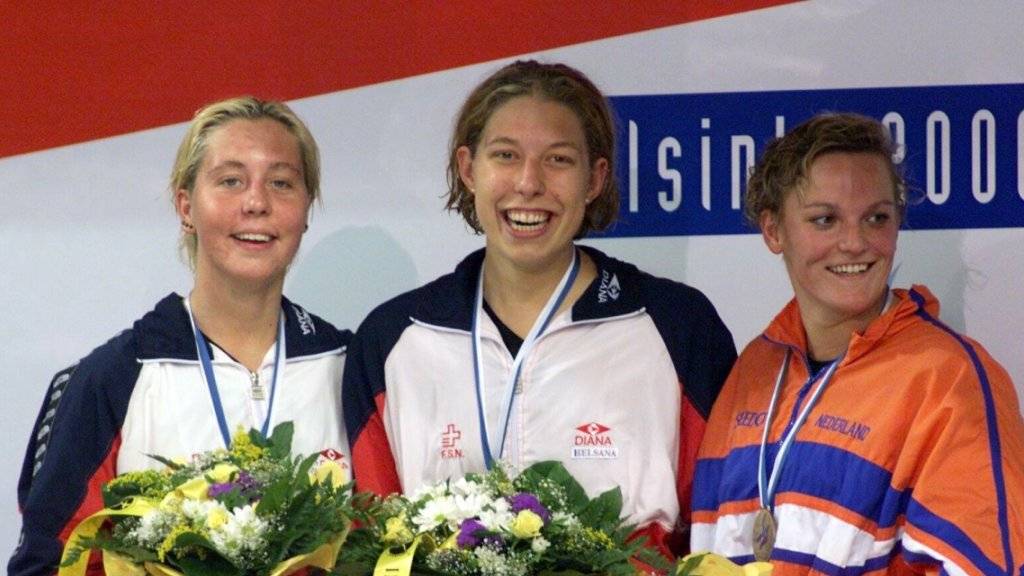 EM-Doppelsieg 2000 für die Schweiz über 800 m Crawl durch Flavia Rigamonti (Bildmitte) und Chantal Strasser (links)