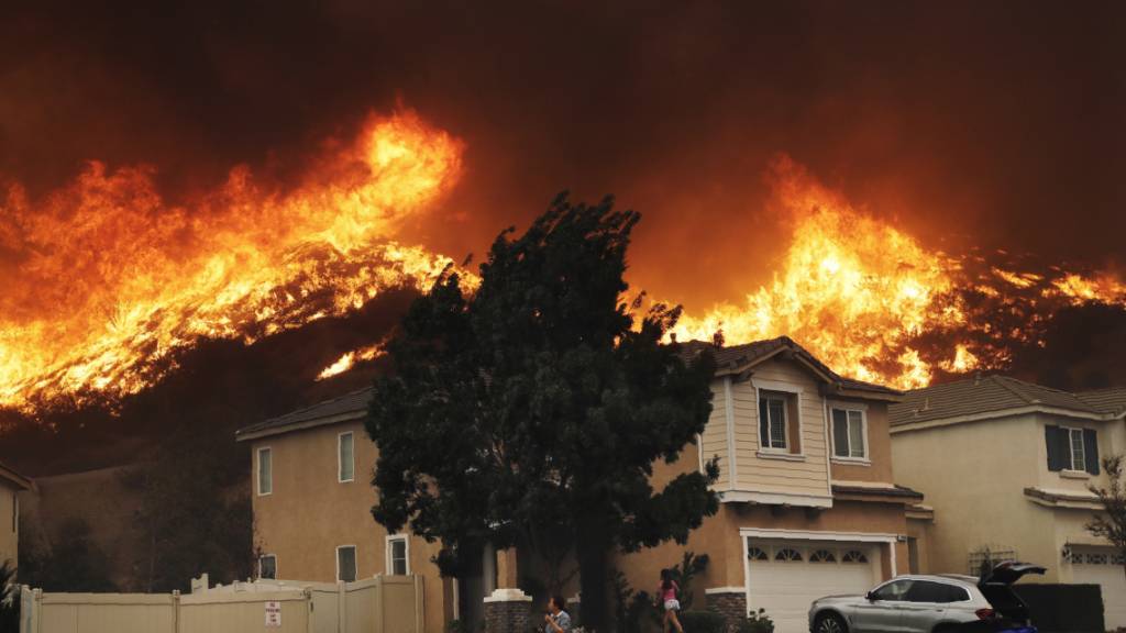 Flammen in Santa Clarita, wenige Kilometer nördlich von Los Angeles.