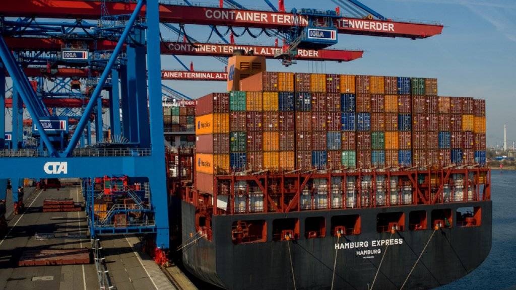 Die Wirtschaft in den EU-Ländern befindet sich im Aufschwung, hier ein Containerschiff im Hamburger Hafen. (Archiv)