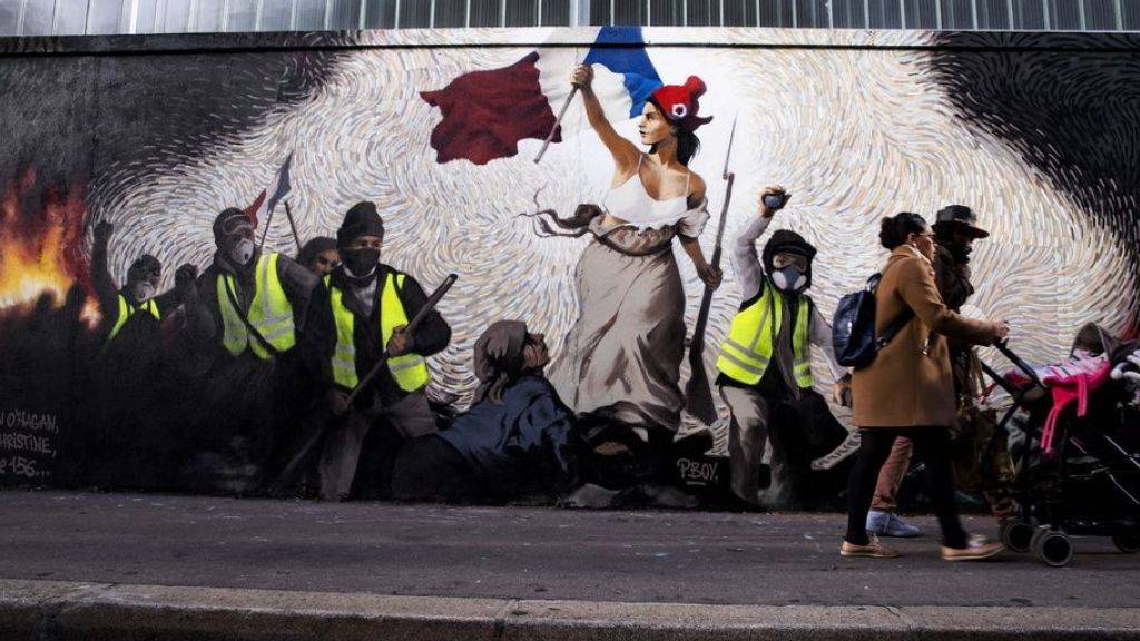 Mit seinem Wandgemälde, das Eugène Delacroix' Werk «Die Freiheit führt das Volk» nachempfunden ist, solidarisiert sich der Künstler 
Pascal Boyart in Paris mit der Bewegung der Gelbwesten.