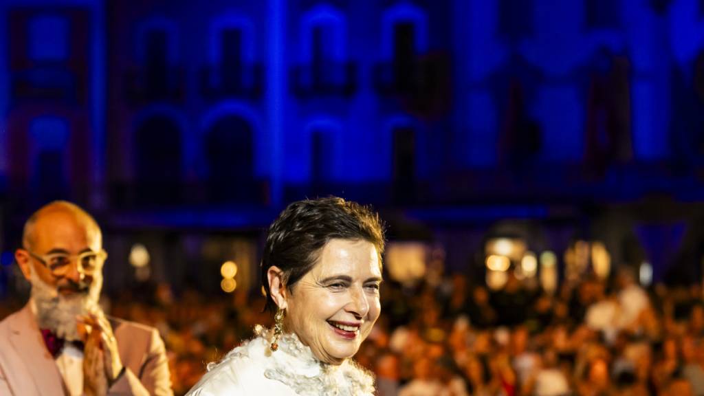 Auf Augenhöhe mit dem berühmten Vater: Die italienische Schauspielerin Isabella Rossellini hat am Locarno Film Festival den Excellence Award entgegen genommen.