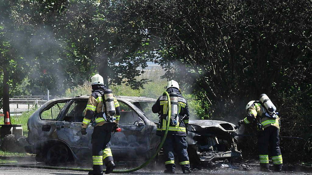 Schrottreif: Ein Auto geriet auf dem A2-Rastplatz Teufengraben im Kanton Solothurn in Brand.