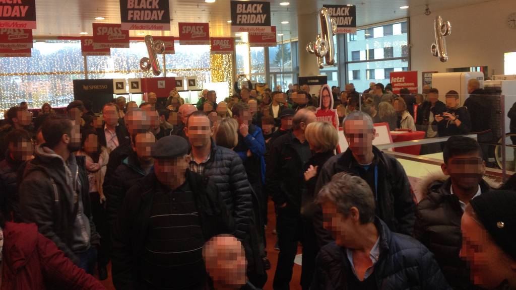Der Media Markt in St.Gallen feierte zum ersten Mal Black Friday - die Leute kamen in Scharen.
