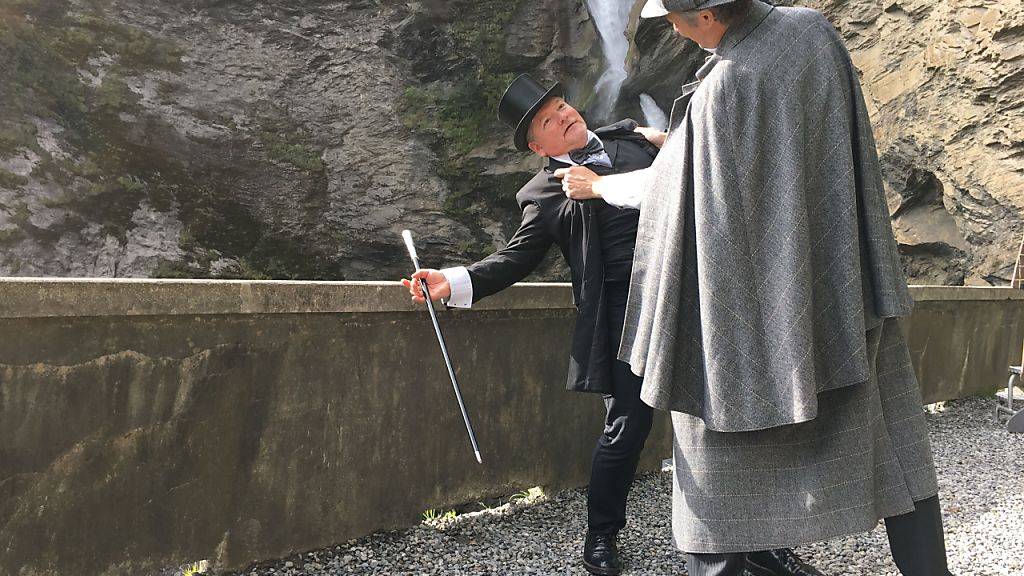 Mitglieder der Deutschen Sherlock-Holmes-Gesellschaft, Olaf Maurer (r) und Uwe Röder, ringen an den Reichenbach-Fällen in Meiringen. Sie stellen den (vorläufigen) Tod von Sherlock Holmes am 4. Mai 1891 nach. «Geboren» wurde der berühmteste Detektiv der Welt im November 1887. (Archivbild)