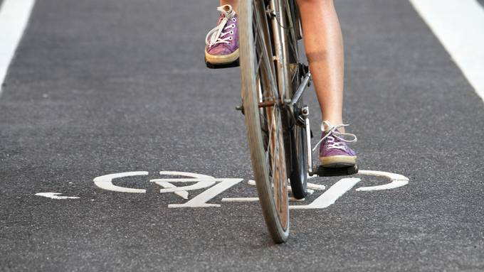 Frau mit Kind auf dem Velo verunfallt