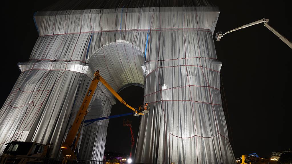 Die Verhüllung des Pariser Triumphbogens war ein Herzensprojekt des verstorbenen Künstler-Paares Christo und Jeanne-Claude. Foto: Francois Mori/AP/dpa