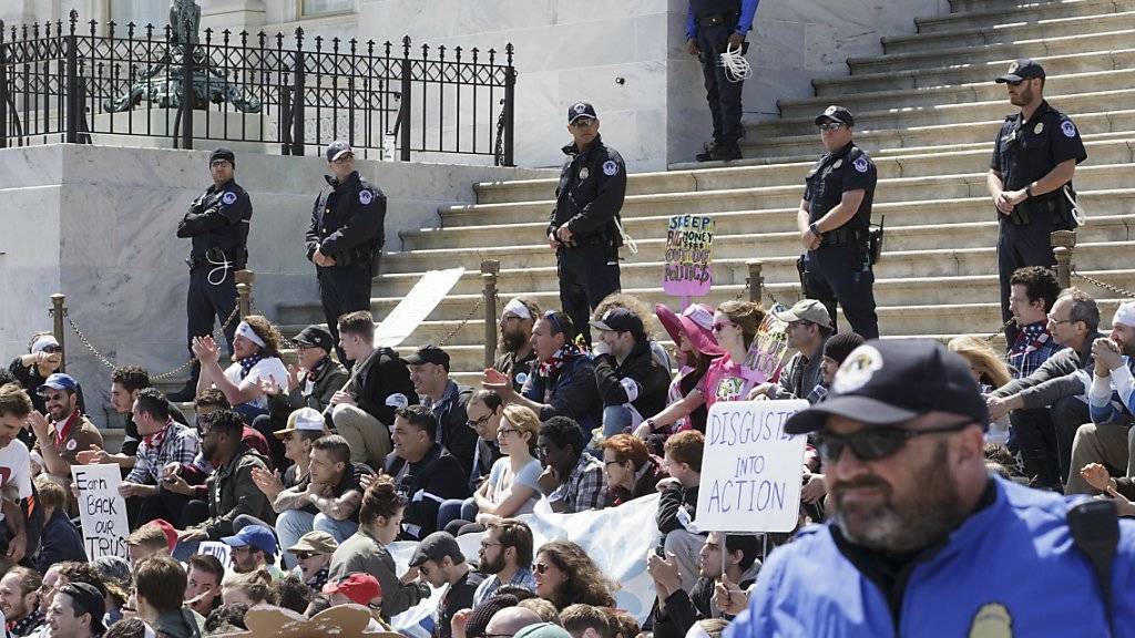Dass sich die Aktivisten auf die Treppe zum Parlamentsgebäude setzten, goutierte die Polizei in Washington nicht.