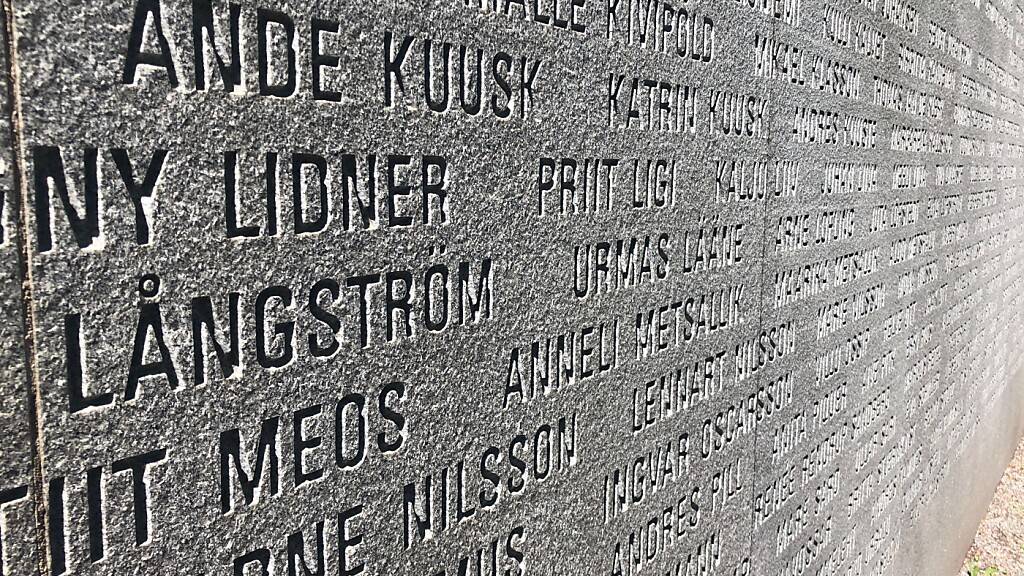 ARCHIV - Das Estonia-Denkmal auf der Stockholmer Insel DjurgÂrden erinnert an die vielen Todesopfer des Untergangs der Ostsee-F‰hre  ́Estoniaa. Foto: Steffen Trumpf/dpa