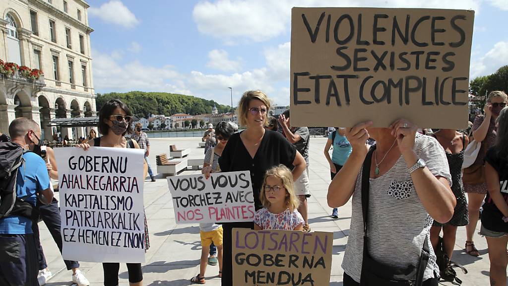 Frauen demonstrieren vor der Ankunft des französischen Innenministers Darmanin gegen dessen Besuch. Eine Frau bezichtigt Darmanin der Vergewaltigung, die Ermittlungen waren zunächst eingestellt worden - ein Berufungsgericht kippte diese Entscheidung. Foto: Bob Edme/AP/dpa
