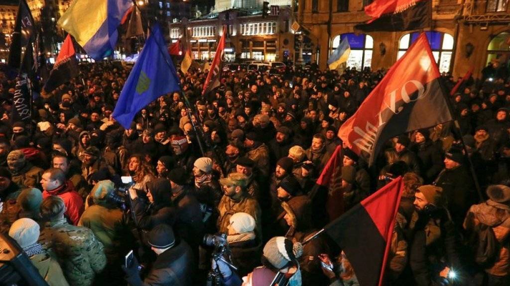 In der Nacht zum Dienstag versammelten sich etwa 1000 rechte Aktivisten auf dem Maidan in Kiew.