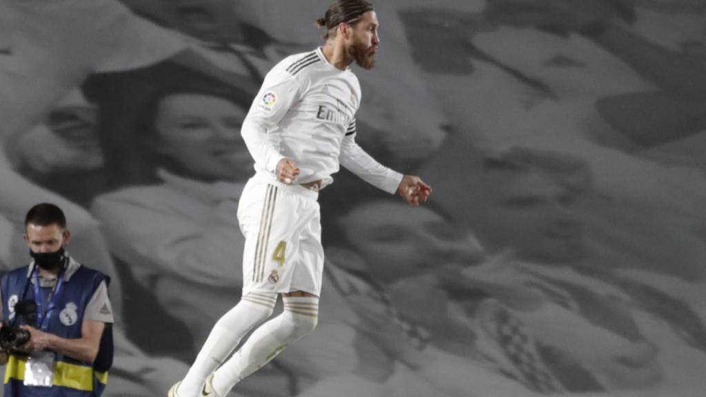 Sergio Ramos feiert seinen Penaltytreffer fliegend
